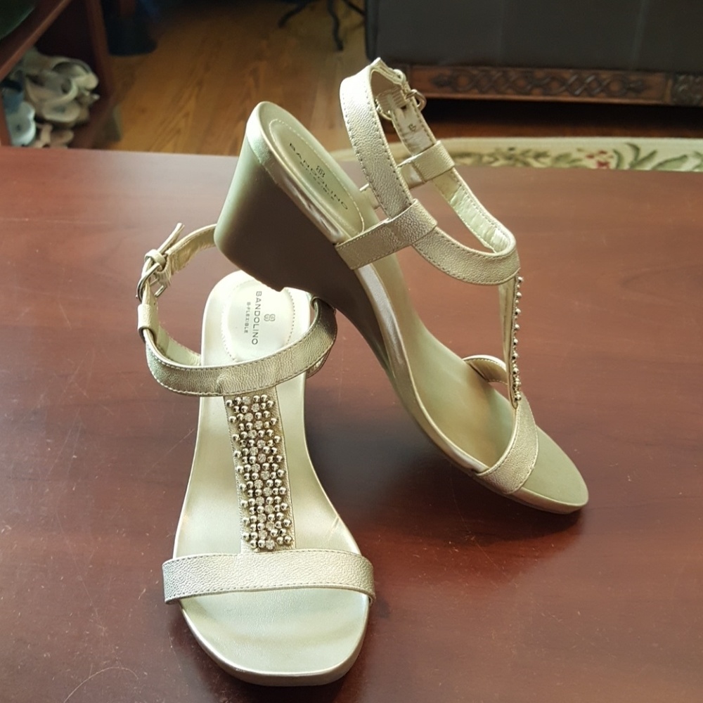 Bandolino b flexible gold beaded wedge sandals siz